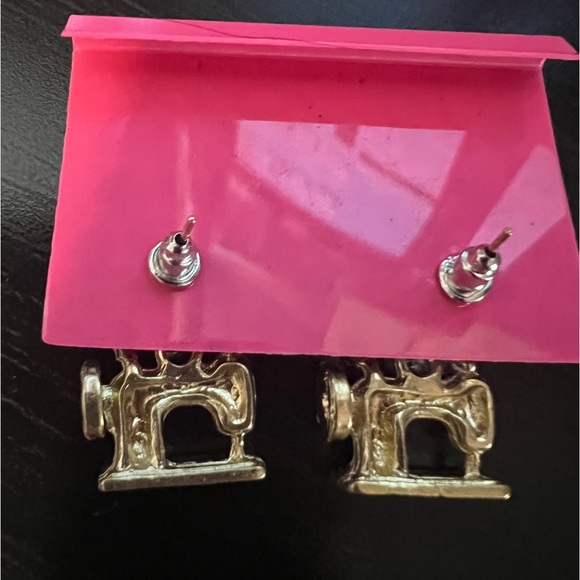 🧵NWT! Sewing Machine Earrings - Picture 3 of 4